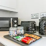 Family 1 Bed Apt Near Cardiff City Centre, Free Parking, Quiet, Secure Neighbourhood