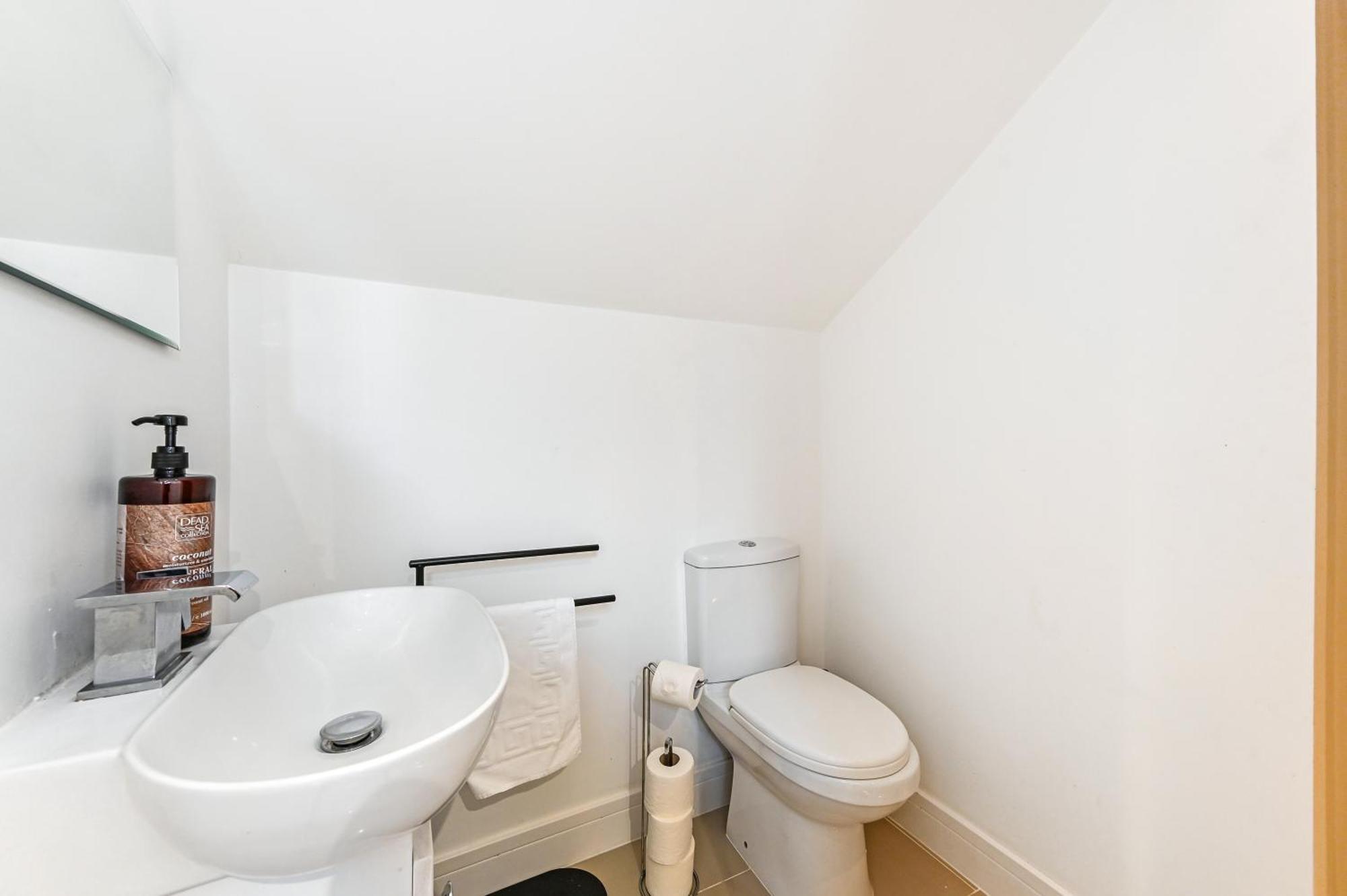 Family 1 Bed Near Centre, Free Parking, Quiet, Secure Neighbourhood Apartment Cardiff
