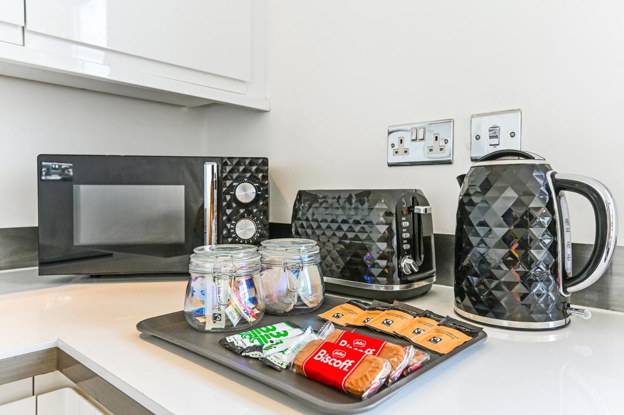 Family 1 Bed Near Centre, Free Parking, Quiet, Secure Neighbourhood Apartment *