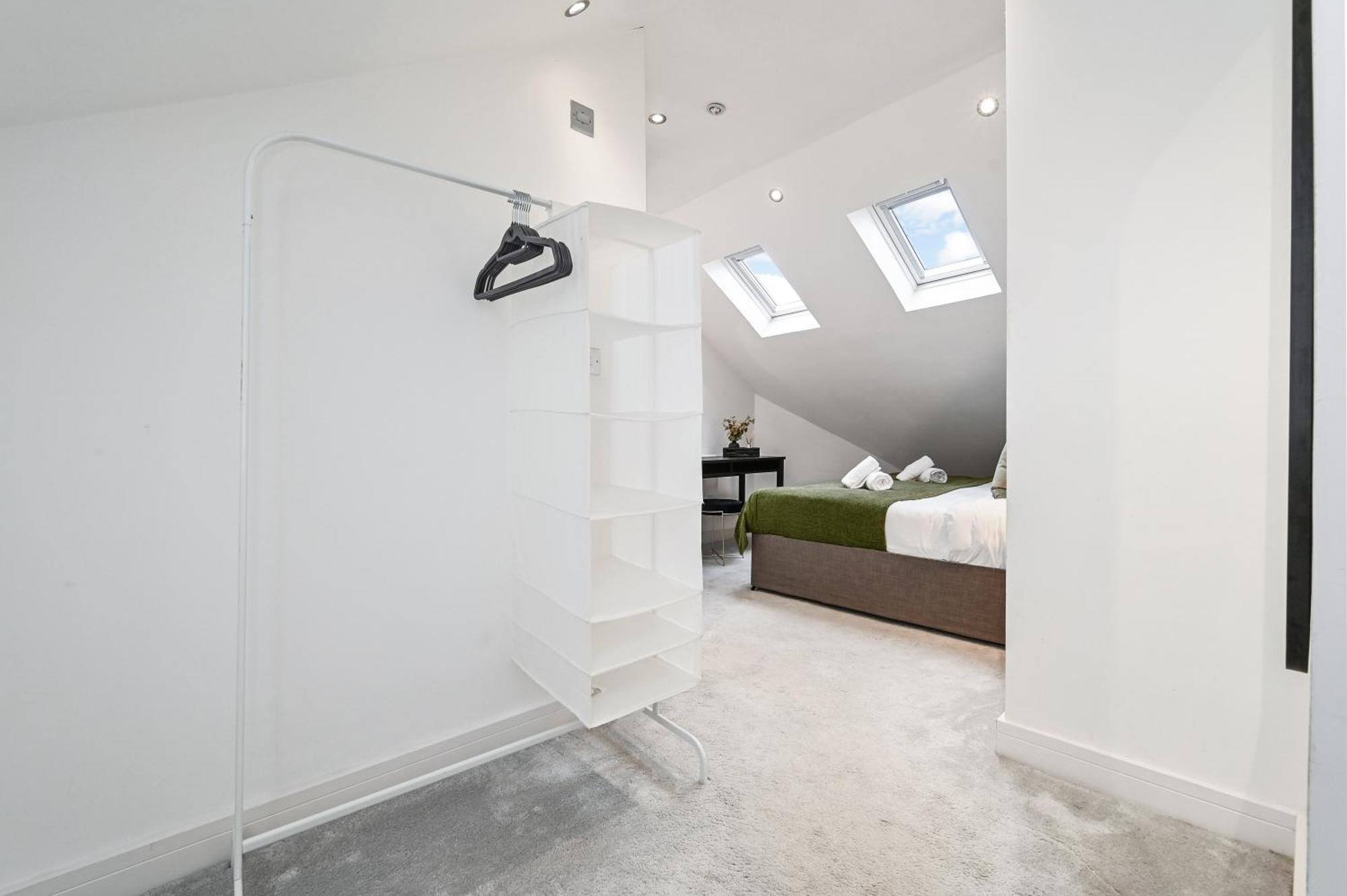 Family 1 Bed Near Centre, Free Parking, Quiet, Secure Neighbourhood