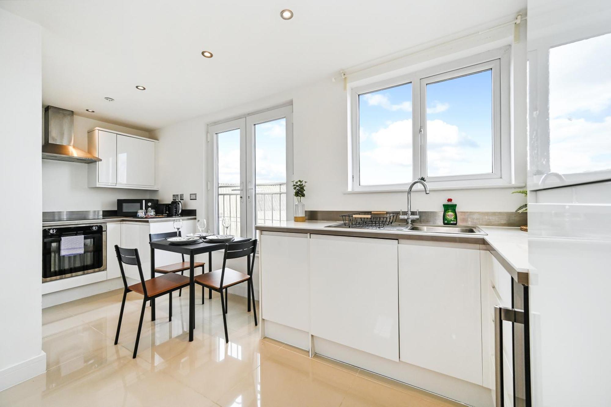 Family 1 Bed Near Centre, Free Parking, Quiet, Secure Neighbourhood *