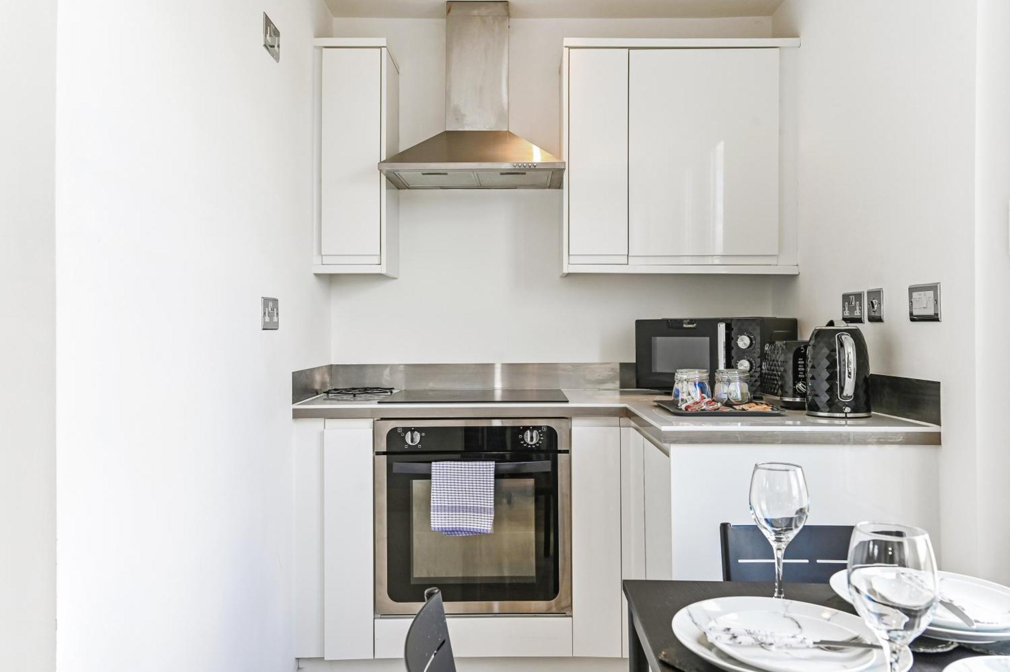 Apartment Family 1 Bed Near Centre, Free Parking, Quiet, Secure Neighbourhood *