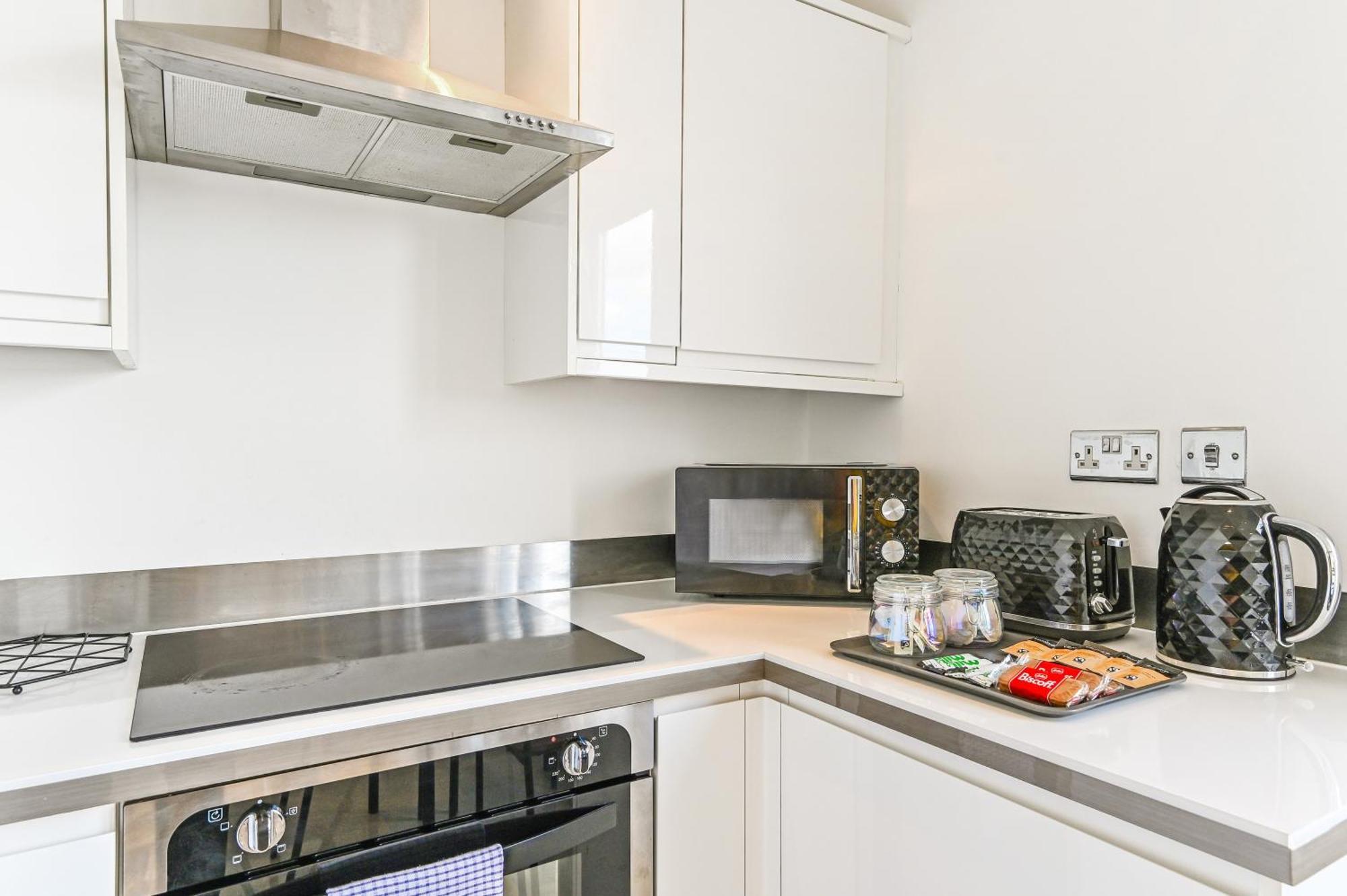 Family 1 Bed Near Centre, Free Parking, Quiet, Secure Neighbourhood * Cardiff