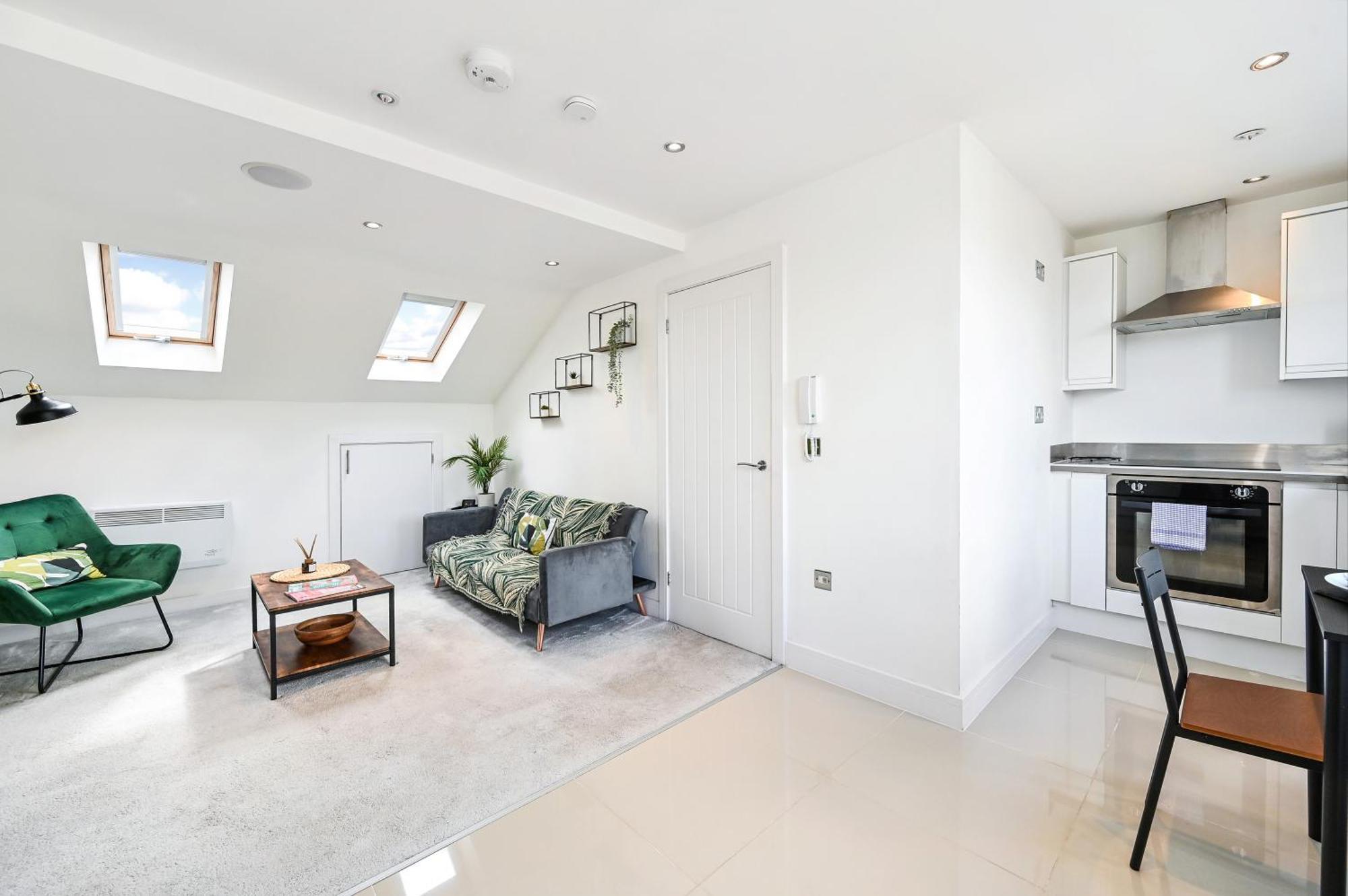 Apartment Family 1 Bed Near Centre, Free Parking, Quiet, Secure Neighbourhood Cardiff