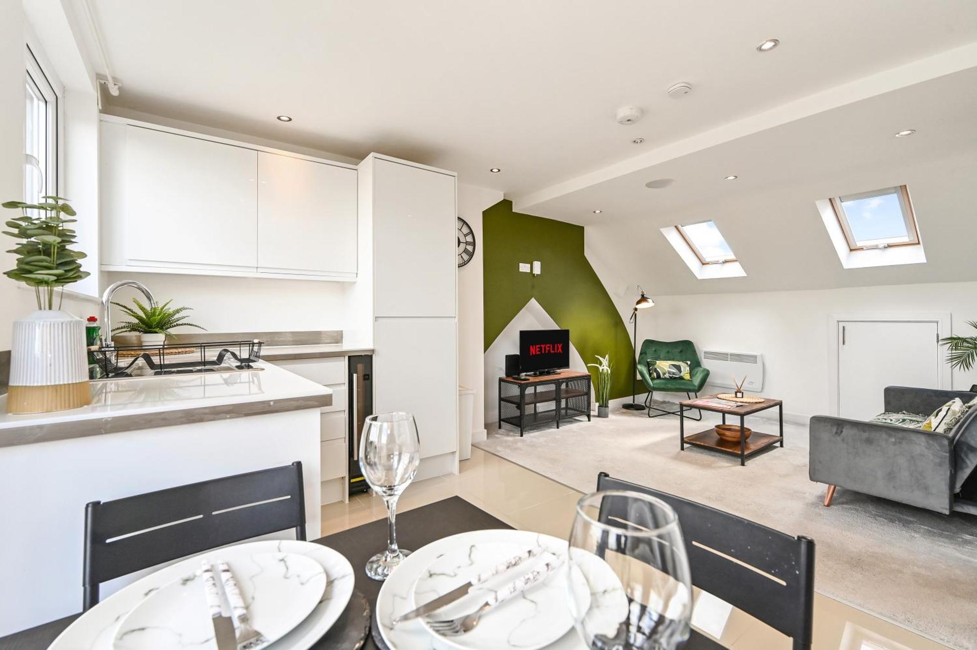 Family 1 Bed Near Centre, Free Parking, Quiet, Secure Neighbourhood Apartment