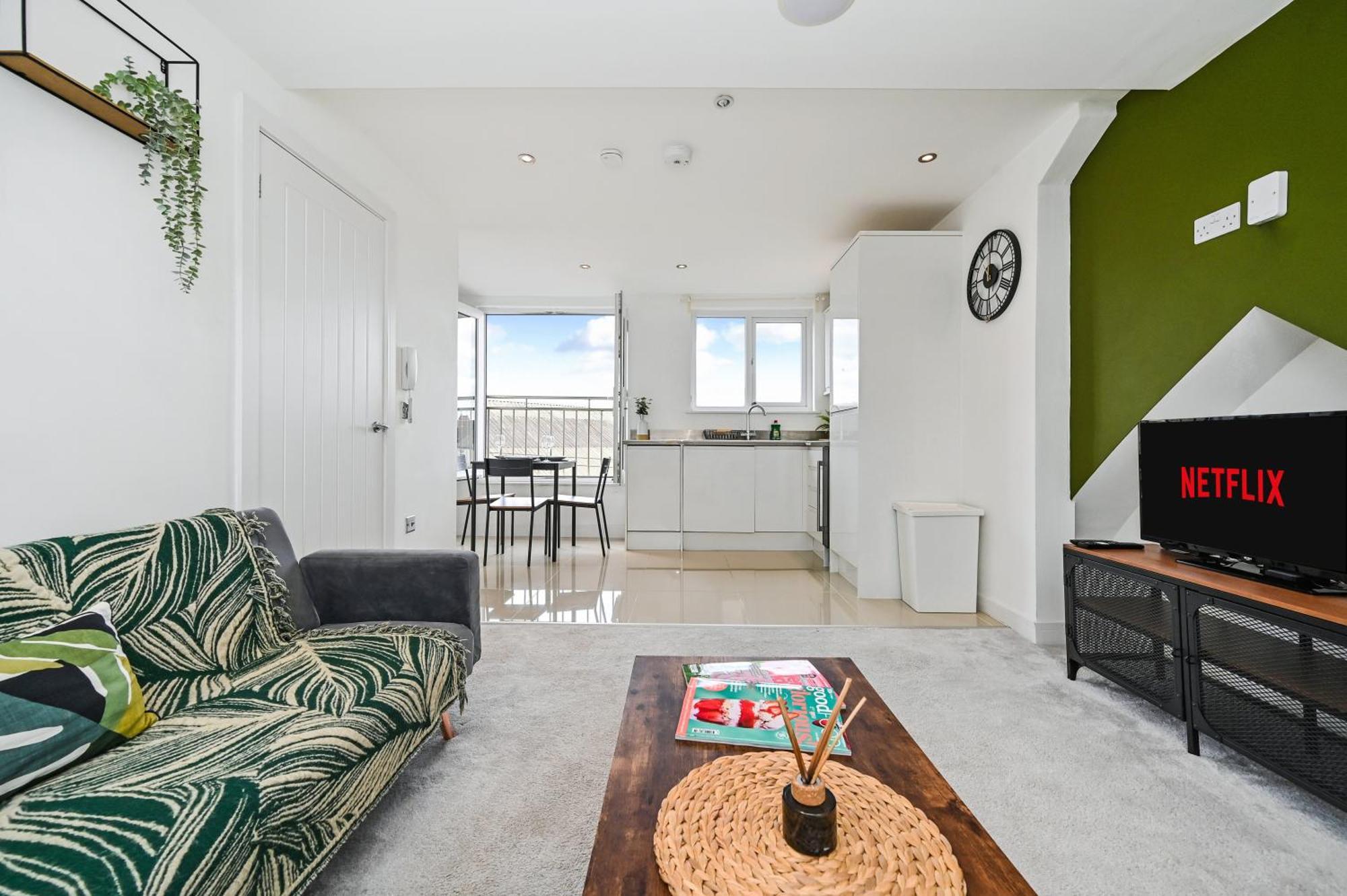 Family 1 Bed Near Centre, Free Parking, Quiet, Secure Neighbourhood Apartment