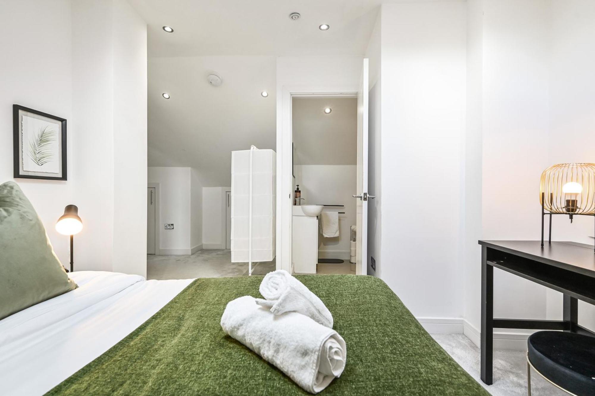 Family 1 Bed Near Centre, Free Parking, Quiet, Secure Neighbourhood