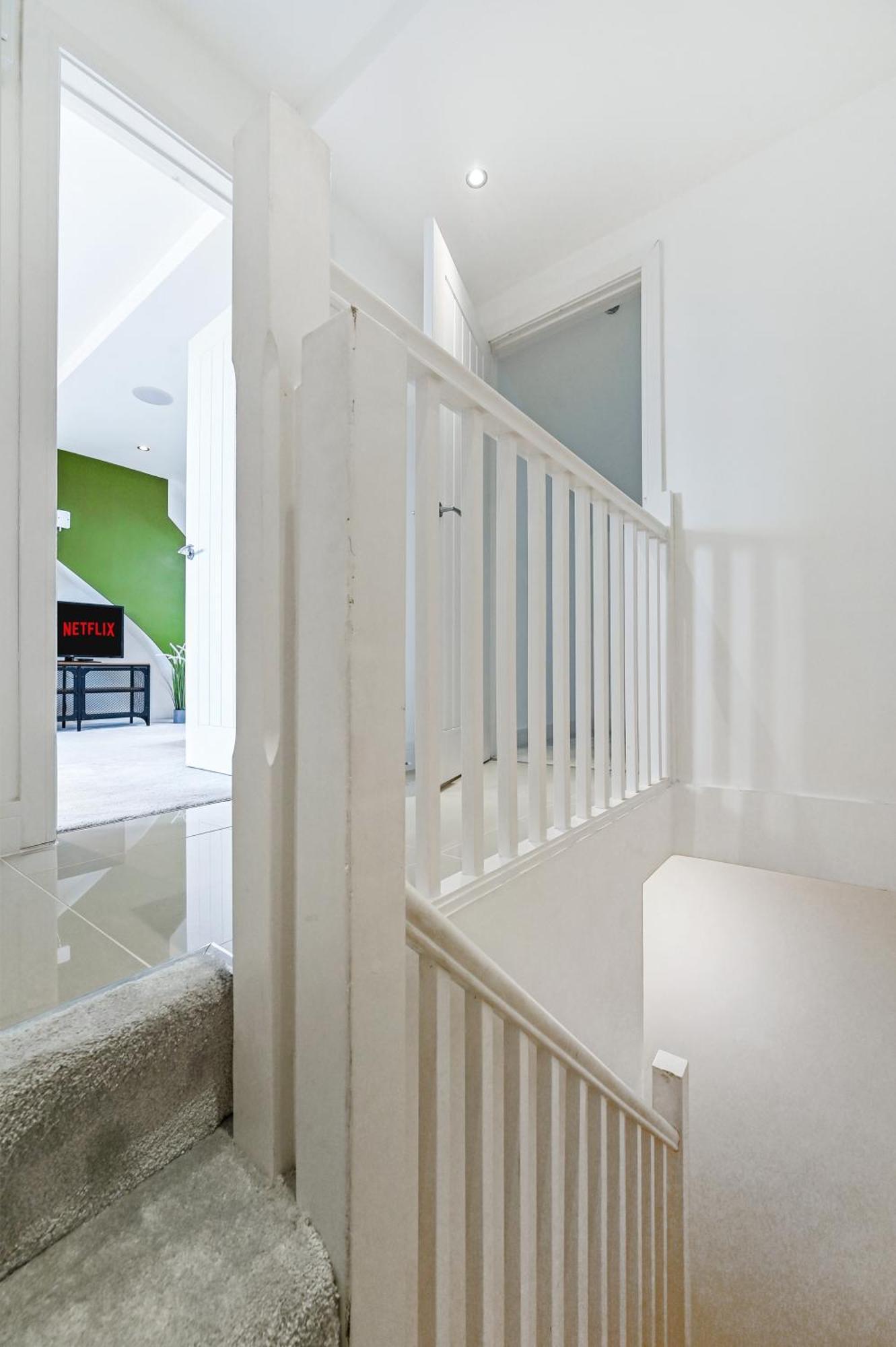 Family 1 Bed Near Centre, Free Parking, Quiet, Secure Neighbourhood *